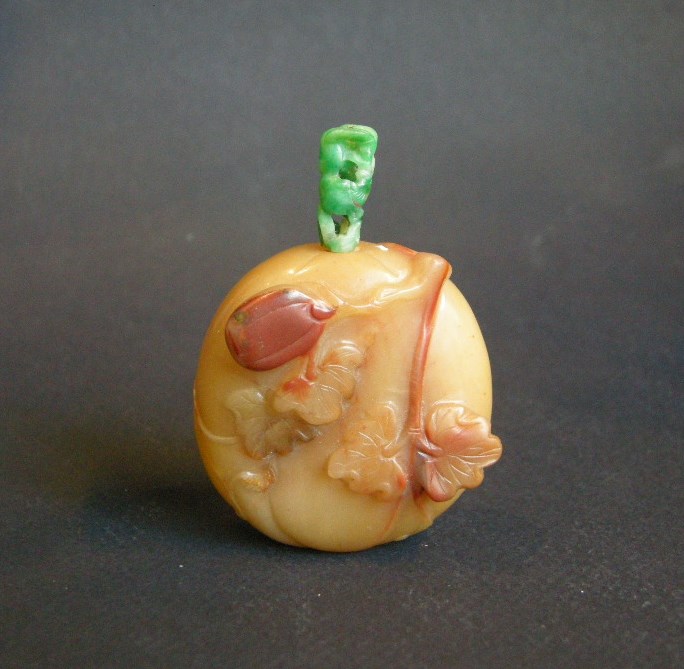 Snuff bottle agate in fruit form -Stopper jadeite